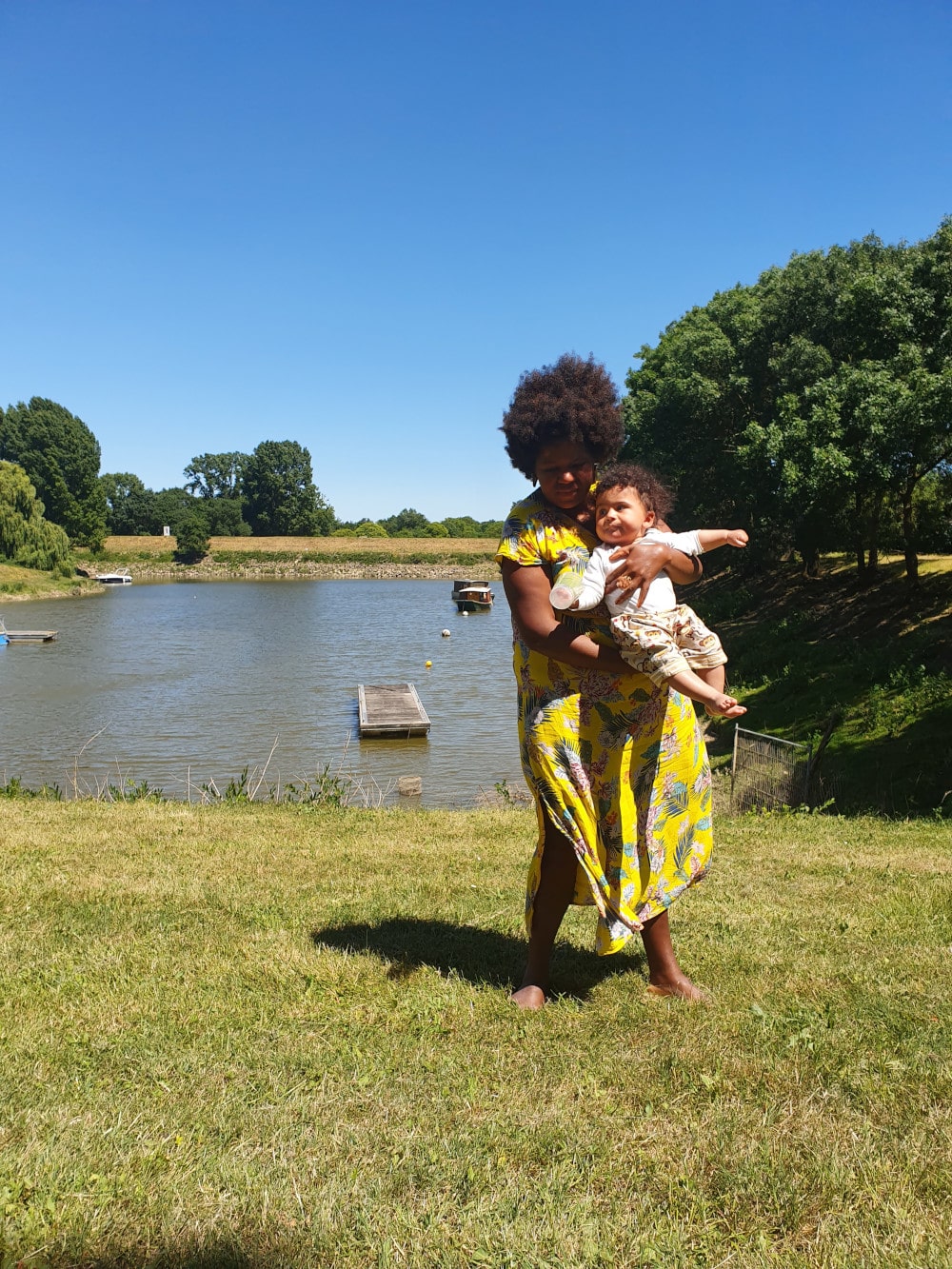 Edna et Adao devant le lac de Oudon